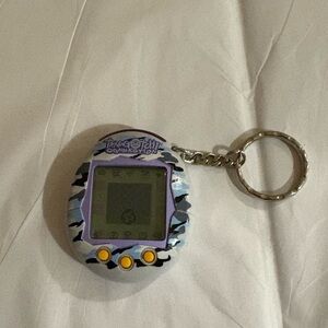 Tamagotchi V2 2004 Artic Cameo Key Chain